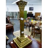 A BRASS CORINTHIAN COLUMN TABLE LAMP. H.38cms.