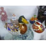 A GROUP OF FIVE ROYAL CROWN DERBY PAPERWEIGHTS TO INCLUDE DUCKS AND VARIOUS BIRDS.