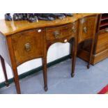 A GOOD QUALITY MAHOGANY GEORGIAN STYLE SERPENTINE FRONT SIDEBOARD. W.122 x H.85 x D.50cms.
