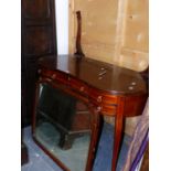 AN INLAID MAHOGANY CONTINENTAL MIRROR BACK DRESSING TABLE WITH SHAPED TOP ABOVE FIVE DRAWERS. W.