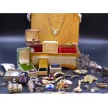 THE CONTENTS OF A JEWELLERY BOX TO INCLUDE AN 18ct AND PLATINUM DIAMOND RING, A 9ct GOLD HEART PASTE