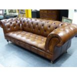 A MODERN GOOD QUALITY LEATHER BUTTON UPHOLSTERED CHESTERFIELD SETTEE ON TURNED LEGS WITH BRASS