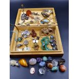 A GOOD SELECTION OF ANTIQUE AND OTHER JEWELLERY TO INCLUDE A VERY FINE VICTORIAN GARNET AND PEARL