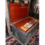 A GOOD EARLY 20th.C.PINE CARPENTER'S CHEST WITH MAHOGANY INTERIOR FITTINGS AND TOOLS.