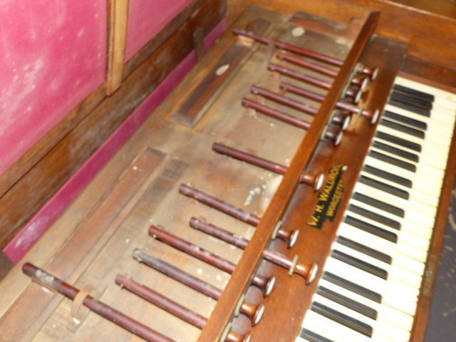 A LARGE LATE VICTORIAN HARMONIUM. - Image 14 of 19