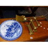 FOUR BLUE AND WHITE PLATES AND A COMPANION SET.