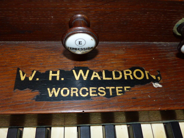 A LARGE LATE VICTORIAN HARMONIUM. - Image 10 of 19