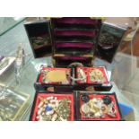 9ct GOLD, SILVER JEWELLERY AND VINTAGE COSTUME PIECES CONTAINED IN AN ORIENTAL INLAID JEWELLERY