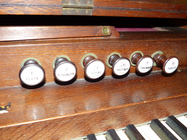 A LARGE LATE VICTORIAN HARMONIUM. - Image 5 of 19