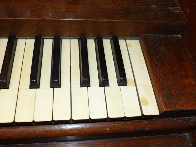 A LARGE LATE VICTORIAN HARMONIUM. - Image 9 of 19