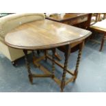 A SMALL OAK GATELEG TABLE.