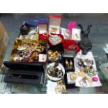 A QUANTITY OF JEWELLERY TO INCLUDE 9ct GOLD, SILVER, COSTUME JEWELLERY ETC.