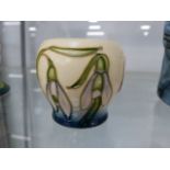 A MOORCROFT MINATURE SNOWDROP VASE.