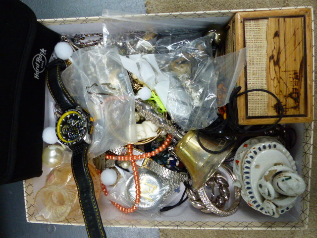 A COLLECTION OF VINTAGE JEWELLERY AND COLLECTABLES.