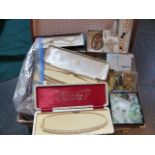 A LARGE COLLECTION OF VINTAGE JEWELLERY, COMPACTS, ETC CONTAINED IN A SMALL VINTAGE SUITCASE.