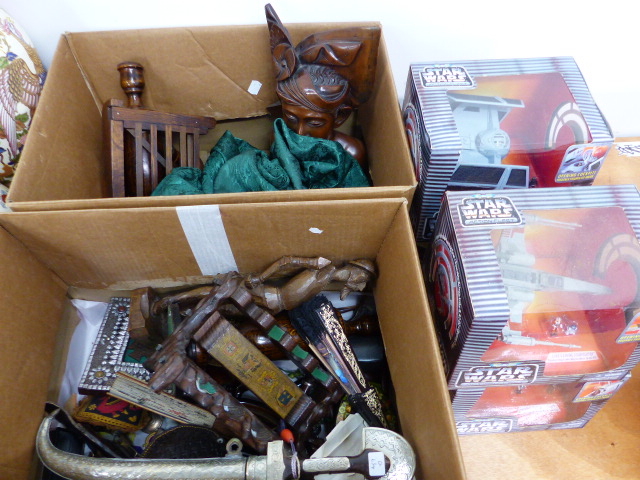 FIVE STAR WARS TOYS AND TWO BOXES OF COLLECTABLES AND ORNAMENTS.
