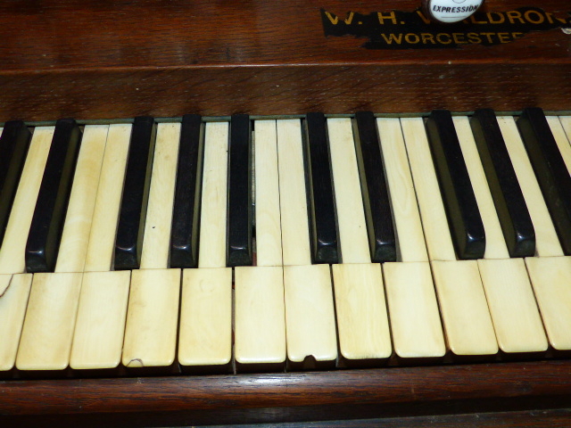 A LARGE LATE VICTORIAN HARMONIUM. - Image 7 of 19