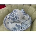 A LATE VICTORIAN BLUE AND WHITE WASH JUG AND BOWL.