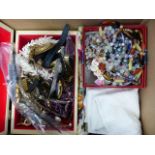 THE CONTENTS OF A VINTAGE JEWELLERY BOX.