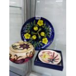 A MOORCROFT 1990 LIMITED EDITION PLATE TOGETHER WITH A PHILIP GIBSON DESIGN LIDDED JAR AND A SMALL