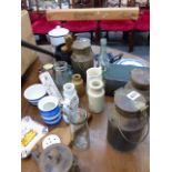 A QTY OF KITCHENALIA AND COLLECTABLES.