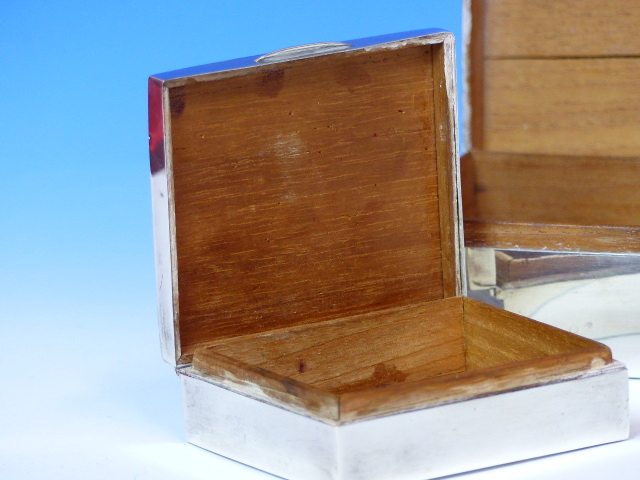 A SILVER HALLMARKED WOOD LINED CIGARETTE BOX, TOGETHER WITH A SMALLER SIMILAR EXAMPLE. LARGER - Image 17 of 26