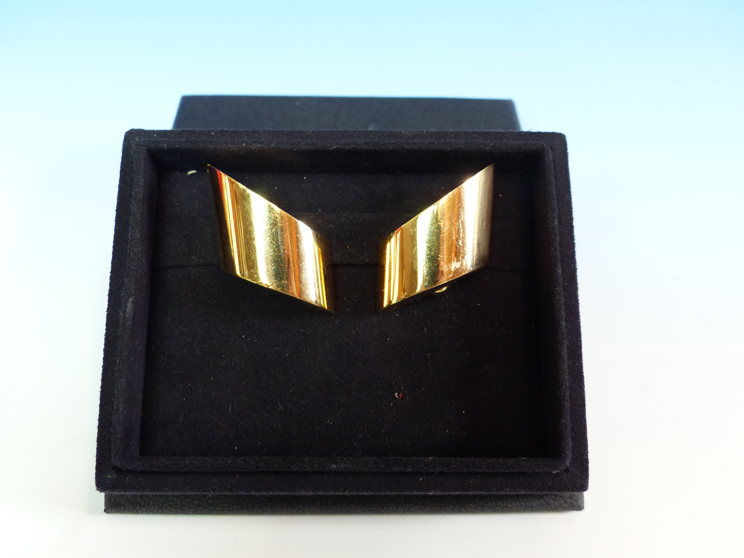 A PAIR OF 18ct YELLOW GOLD DESIGNER VHERNIER MILANO CLIP ON EARRINGS. WEIGHT 42.grams. - Image 7 of 8