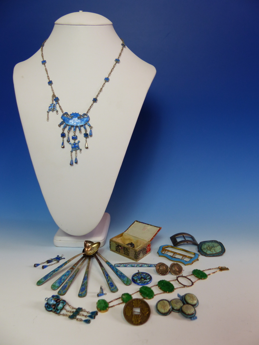 A SELECTION OF ORIENTAL BLUE ENAMELLED JEWELLERY TOGETHER WITH AN IVORY AND WHITE METAL FISH BROOCH,