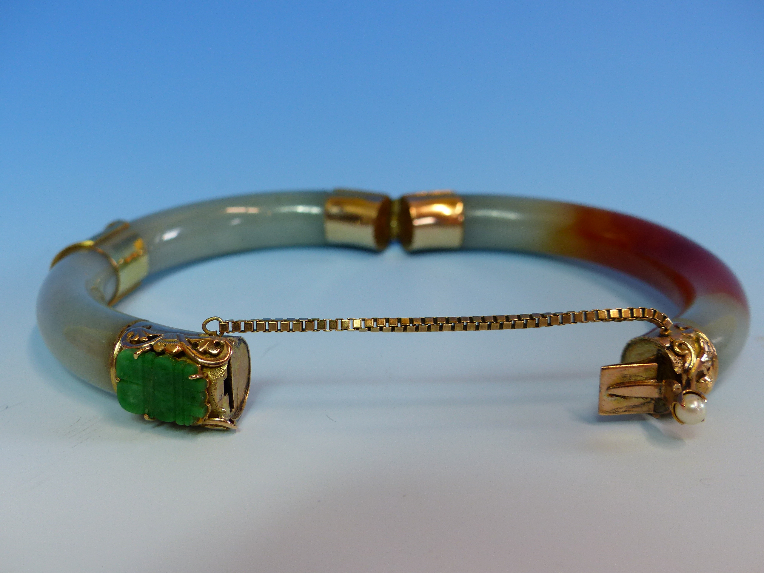 A 14K STAMPED GOLD MOUNTED JADE BANGLE FINISHED WITH A CARVED FISH, JADE AND PEARL CLASP COMPLETE - Image 35 of 38