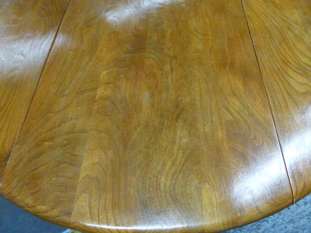 AN ERCOL PALE ELM DROP LEAF DINING TABLE AND A SET OF FOUR HIGH HOOP BACK DINING CHAIRS. (5) - Image 6 of 7