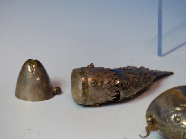 TWO WHITE METAL ARTICULATED FISH JUDAICA, BESAMIM/ SPICE CONTAINERS AND A WIRE WORK BASKET. - Image 19 of 20