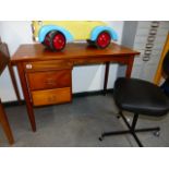 A MID CENTURY TEAK DESK BY TANSAN TOGETHER WITH A SIMILAR TANSAN SWIVEL DESK CHAIR, THE DESK. 99 x
