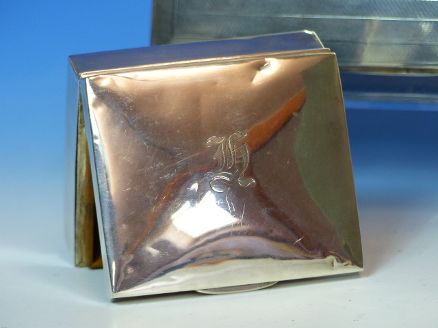 A SILVER HALLMARKED WOOD LINED CIGARETTE BOX, TOGETHER WITH A SMALLER SIMILAR EXAMPLE. LARGER - Image 9 of 26