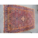 AN ANTIQUE PERSIAN HAMADAN RUG. 212 x 150cms.