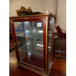 A SMALL EDWARDIAN MAHOGANY AND GILT BRASS MOUNTED TABLE TOP DISPLAY CABINET WITH MIRRORED BACK. 35 x