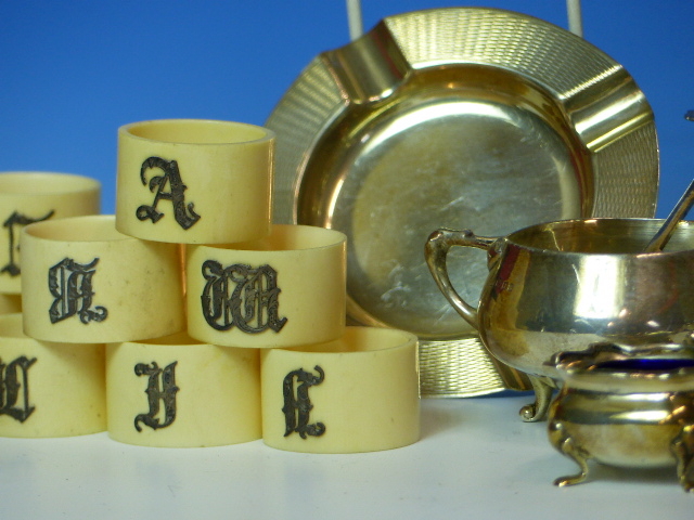 A QUANTITY OF HALLMARKED SILVER, ETC TO INCLUDE A CREAMER. ASHTRAY,SUGAR NIPS, A THREE PART CRUET - Image 19 of 22