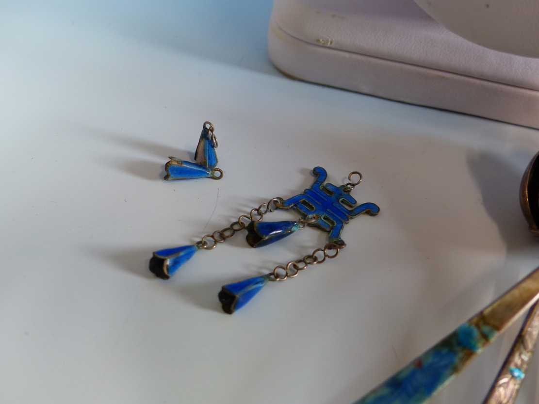 A SELECTION OF ORIENTAL BLUE ENAMELLED JEWELLERY TOGETHER WITH AN IVORY AND WHITE METAL FISH BROOCH, - Image 6 of 27