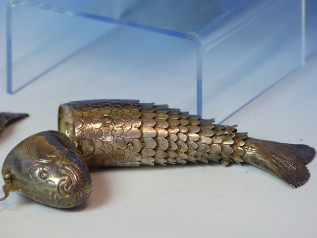 TWO WHITE METAL ARTICULATED FISH JUDAICA, BESAMIM/ SPICE CONTAINERS AND A WIRE WORK BASKET. - Image 16 of 20