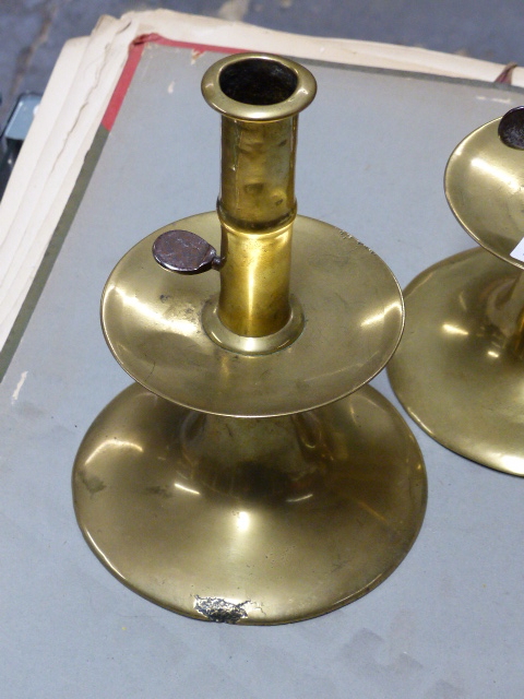 A PAIR OF 18th.C.BRASS CANDLESTICKS WITH IRON EJECTOR RODS IN THE CYLINDRICAL COLUMNS ABOVE THE WIDE - Image 6 of 19