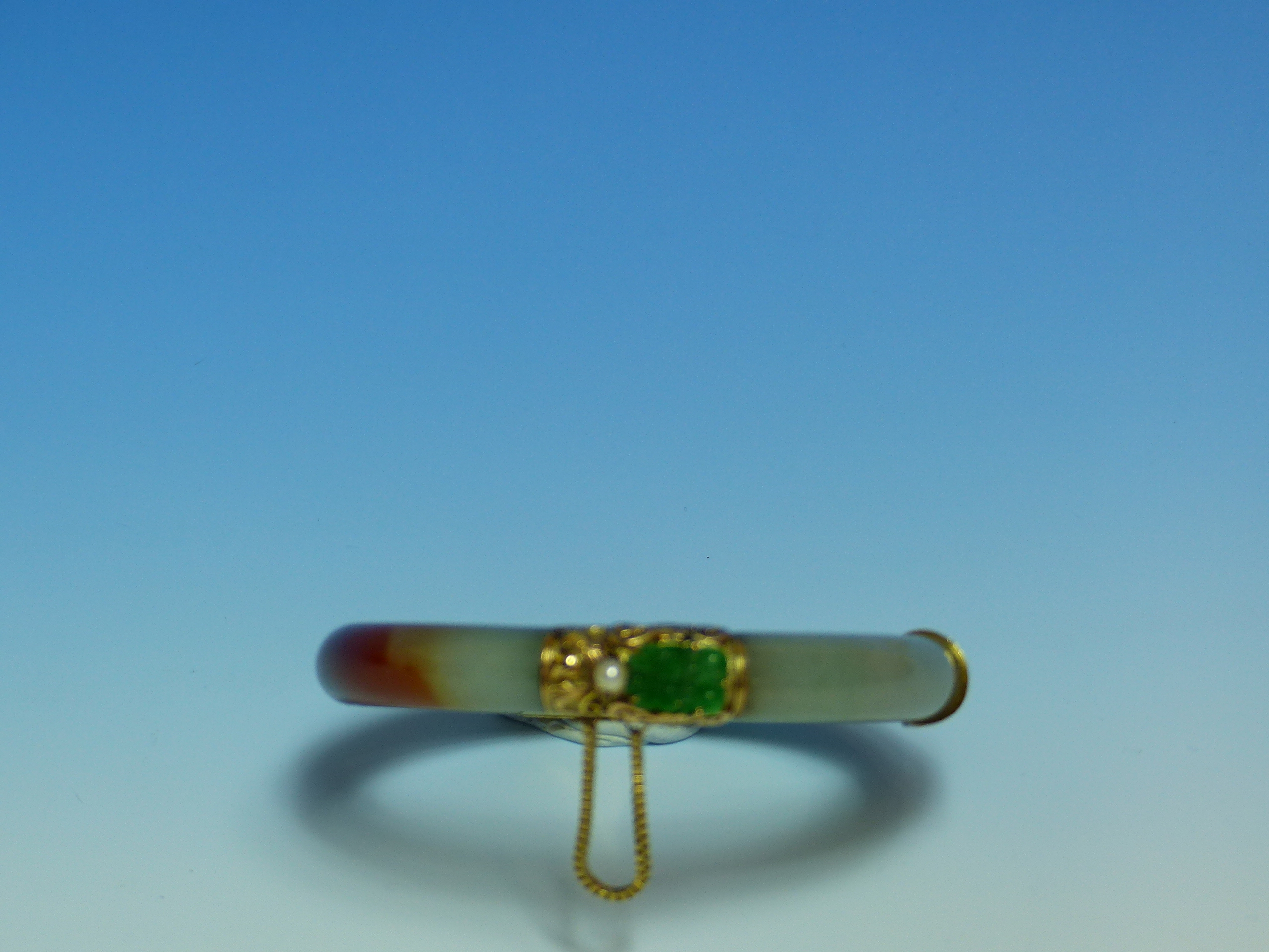 A 14K STAMPED GOLD MOUNTED JADE BANGLE FINISHED WITH A CARVED FISH, JADE AND PEARL CLASP COMPLETE - Image 18 of 38