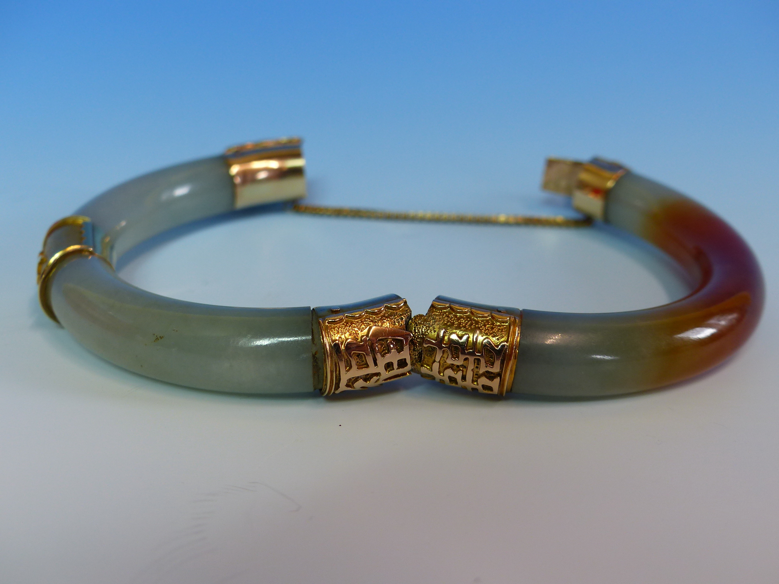 A 14K STAMPED GOLD MOUNTED JADE BANGLE FINISHED WITH A CARVED FISH, JADE AND PEARL CLASP COMPLETE - Image 37 of 38