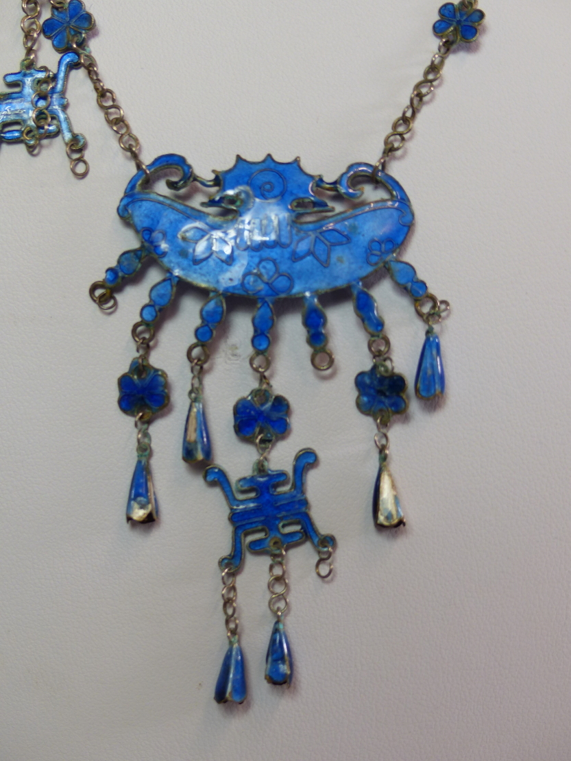 A SELECTION OF ORIENTAL BLUE ENAMELLED JEWELLERY TOGETHER WITH AN IVORY AND WHITE METAL FISH BROOCH, - Image 13 of 27