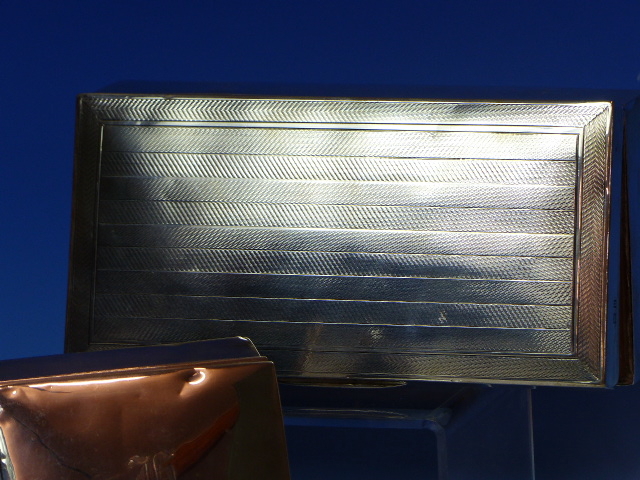 A SILVER HALLMARKED WOOD LINED CIGARETTE BOX, TOGETHER WITH A SMALLER SIMILAR EXAMPLE. LARGER - Image 11 of 26