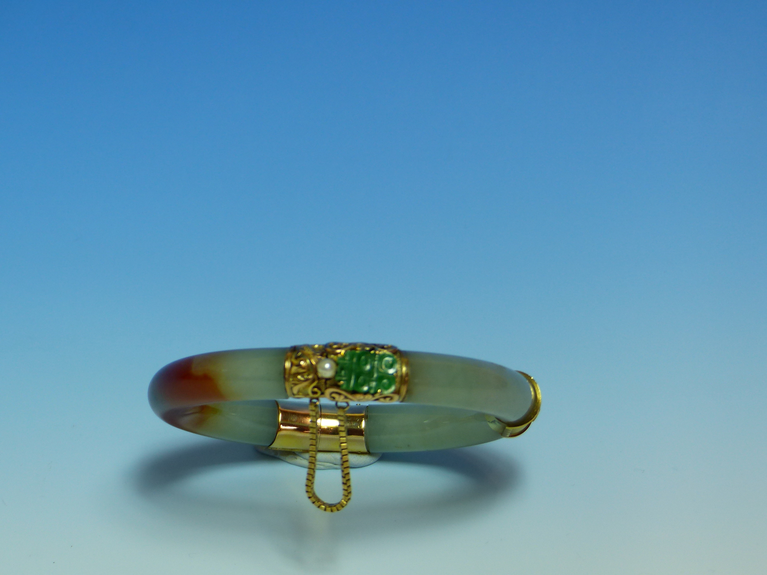 A 14K STAMPED GOLD MOUNTED JADE BANGLE FINISHED WITH A CARVED FISH, JADE AND PEARL CLASP COMPLETE - Image 15 of 38