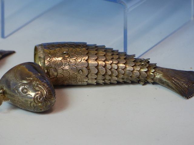 TWO WHITE METAL ARTICULATED FISH JUDAICA, BESAMIM/ SPICE CONTAINERS AND A WIRE WORK BASKET. - Image 13 of 20