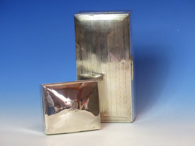 A SILVER HALLMARKED WOOD LINED CIGARETTE BOX, TOGETHER WITH A SMALLER SIMILAR EXAMPLE. LARGER - Image 23 of 26