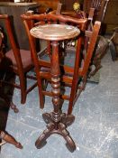 A COLONIAL HARDWOOD TORCHERE WITH CIRCULAR DISH TOP OVER TURNED COLUMN AND QUADRUPED SCROLL FEET. 94