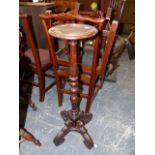 A COLONIAL HARDWOOD TORCHERE WITH CIRCULAR DISH TOP OVER TURNED COLUMN AND QUADRUPED SCROLL FEET. 94