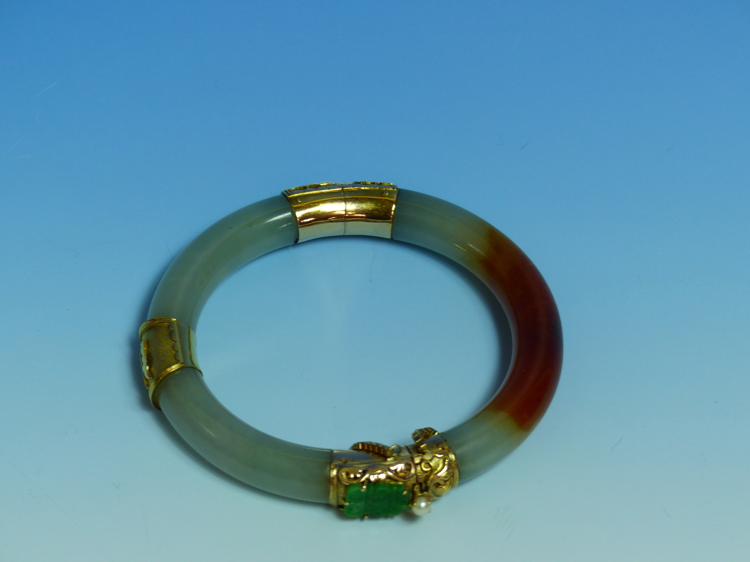 A 14K STAMPED GOLD MOUNTED JADE BANGLE FINISHED WITH A CARVED FISH, JADE AND PEARL CLASP COMPLETE - Image 26 of 38