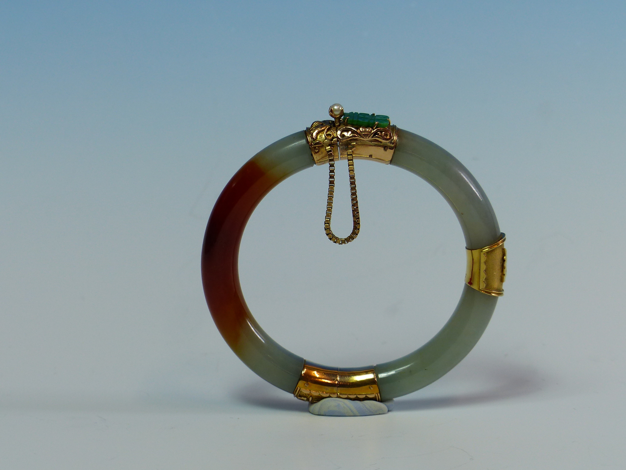 A 14K STAMPED GOLD MOUNTED JADE BANGLE FINISHED WITH A CARVED FISH, JADE AND PEARL CLASP COMPLETE - Image 6 of 38